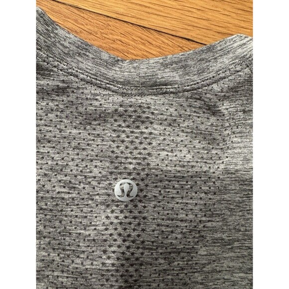 Lululemon Size 6 Swiftly Tech Short Sleeve Hip Length Gray - Picture 4 of 5